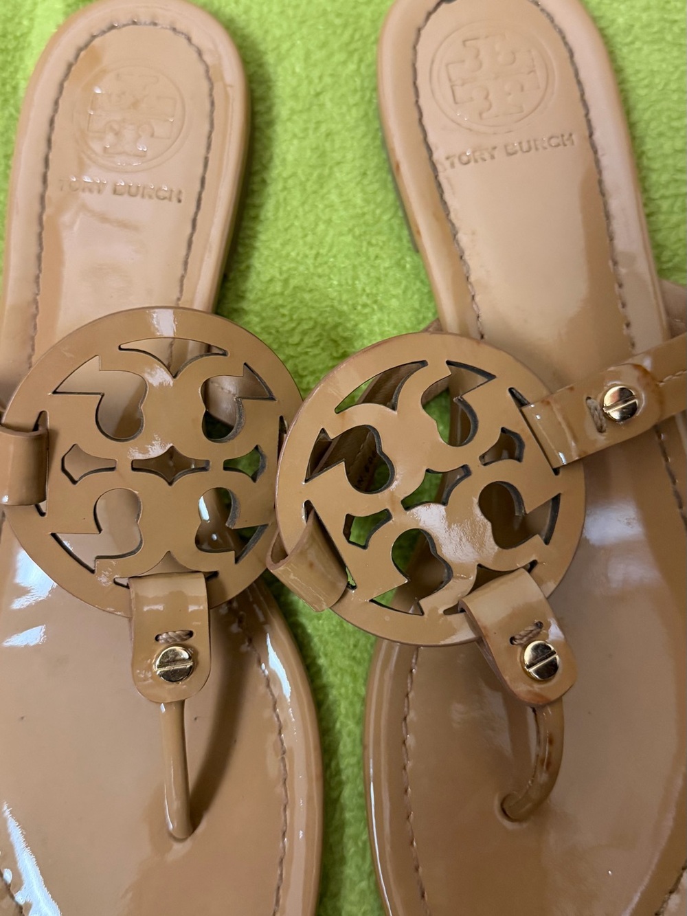 Tory Burch Women’s Tan Miller Patent Leather Thong Sandals size 8 - Picture 3 of 4